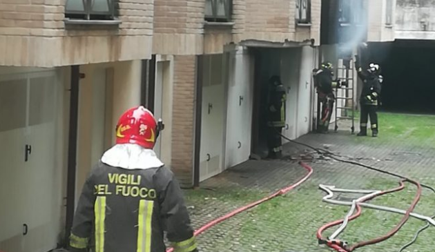 Rapisce l’ex, brucia l’auto e tenta il suicidio per gelosia