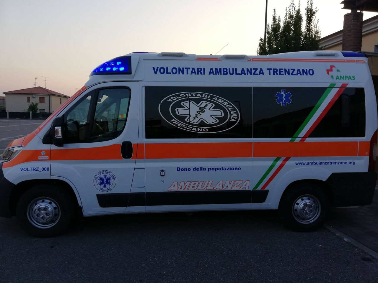Tampona e si ribalta con l’auto a Comezzano-Cizzago