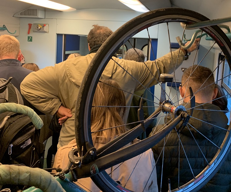 Treno stracolmo, pendolari ammassati (in piedi) anche nel deposito delle bici FOTO