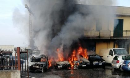 Quattro auto in fiamme a Cazzago: fumo nero e aria irrespirabile VIDEO