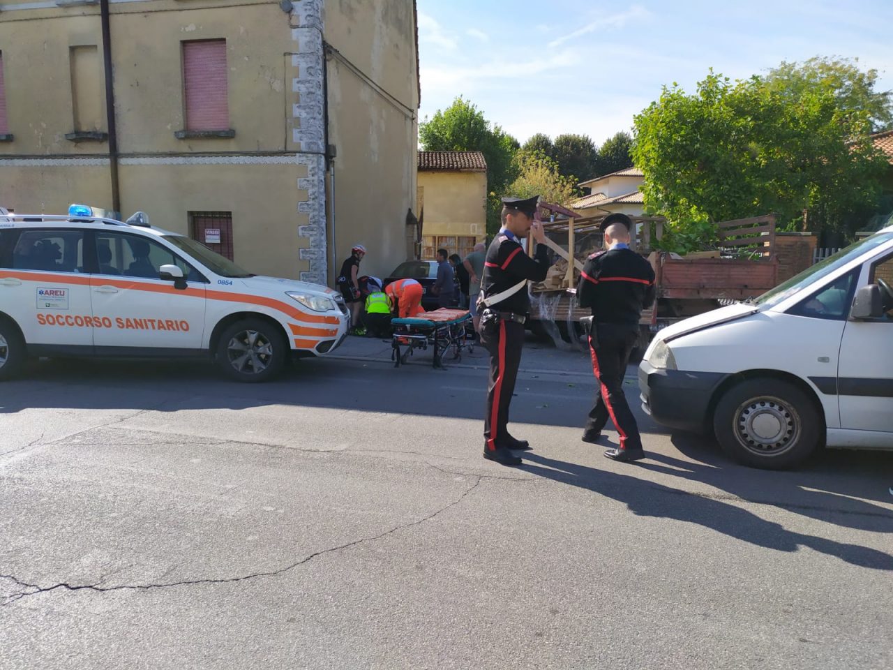 Rimane schiacciato in un incidente a Manerbio, grave un 75enne