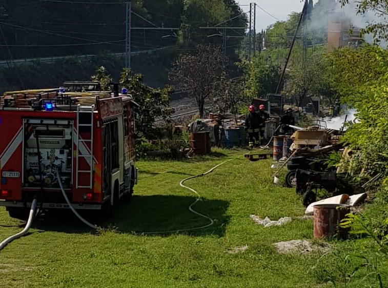 Incendio a Desenzano, a fuoco i bidoni di un deposito