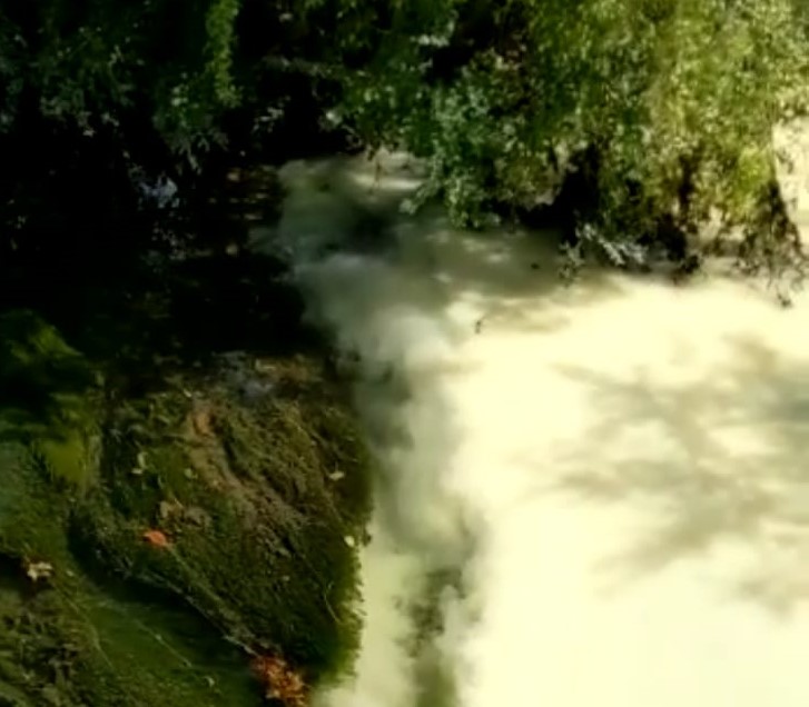 Allarme a Flero, la roggia si tinge di bianco… e fa fumo