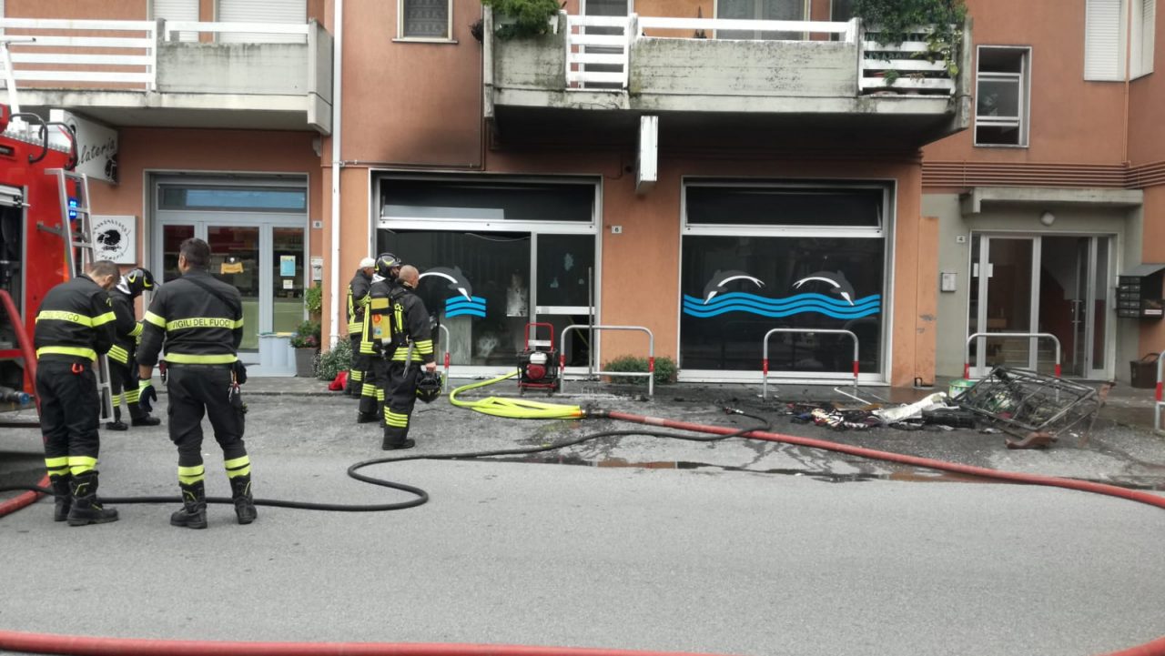Fumo nero dalla lavanderia di Calcinato, paura per i residenti