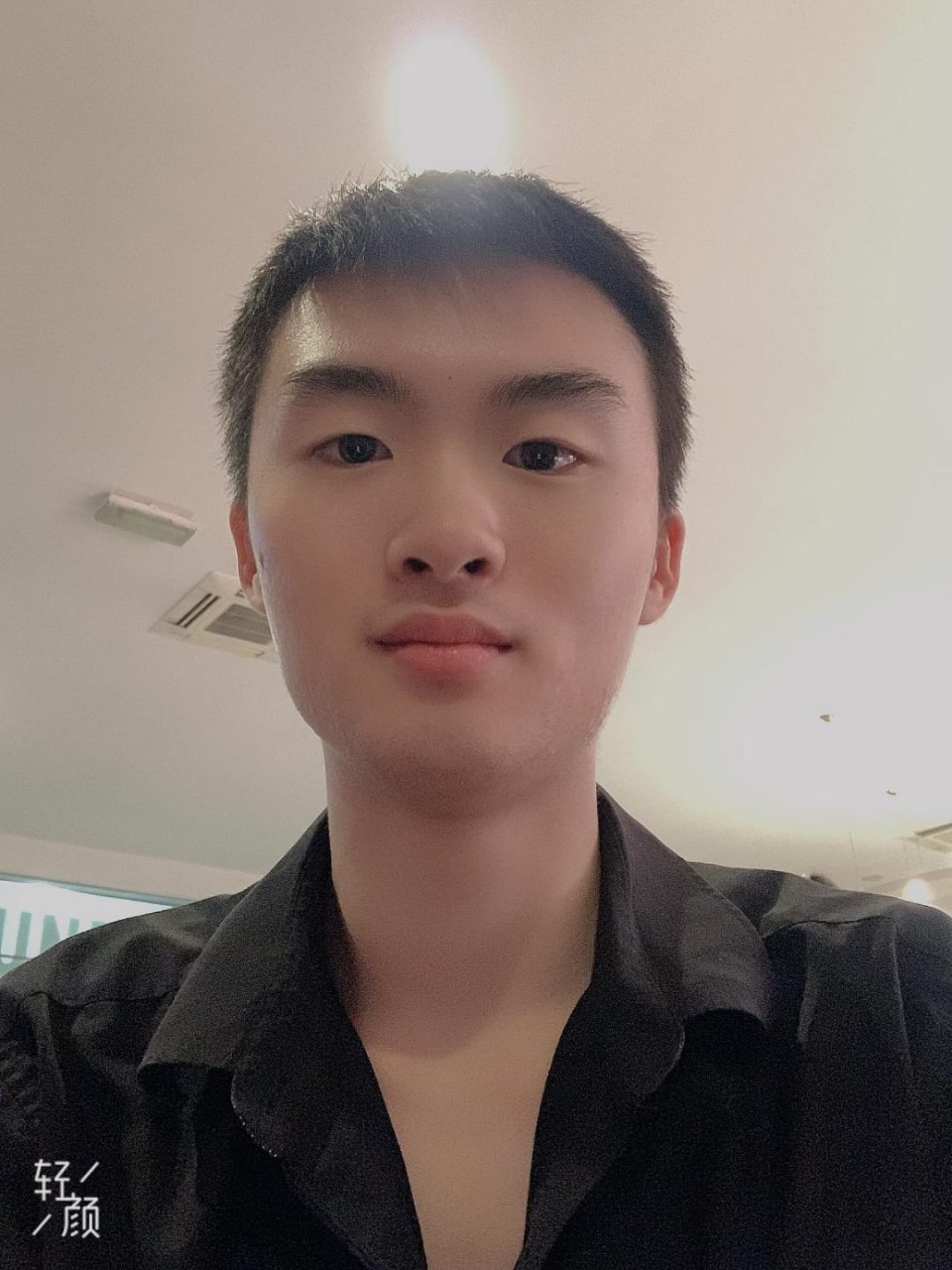 Trova un portafoglio pieno di soldi a Palazzolo e lo restituisce