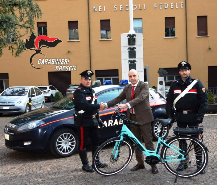 Fermato in sella a una bici elettrica rubata: denunciato