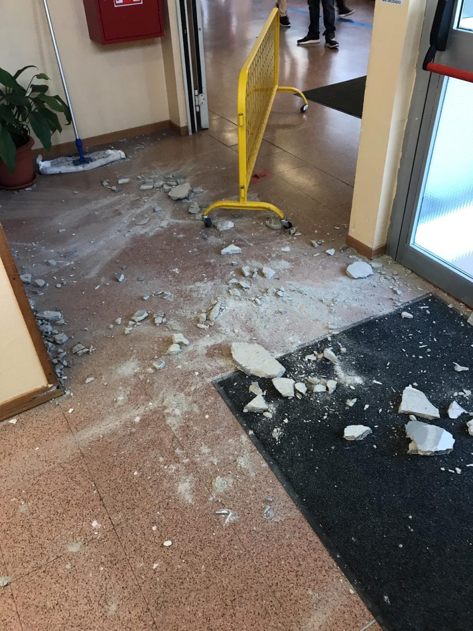 Cadono calcinacci a scuola a Palazzolo: sul posto i Vigili del fuoco