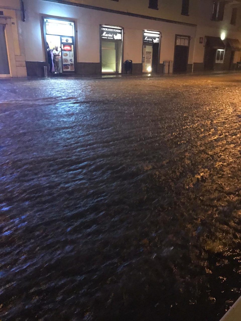 Allagamenti tra Rovato, Erbusco e Chiari: Vigili del fuoco in azione per liberare strade e case VIDEO