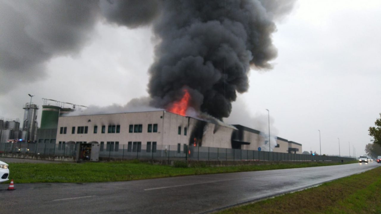 Incendio al caseificio Solat di Castelletto di Leno VIDEO