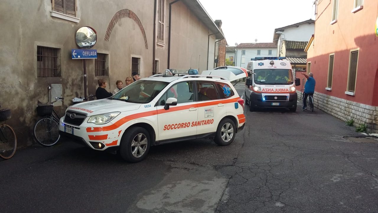 Si ferma allo stop, riparte, ma non vede l’aziana in bici e la investe