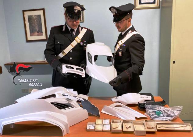 Clonano la carta di credito per fare acquisti online: nei guai tre giovani