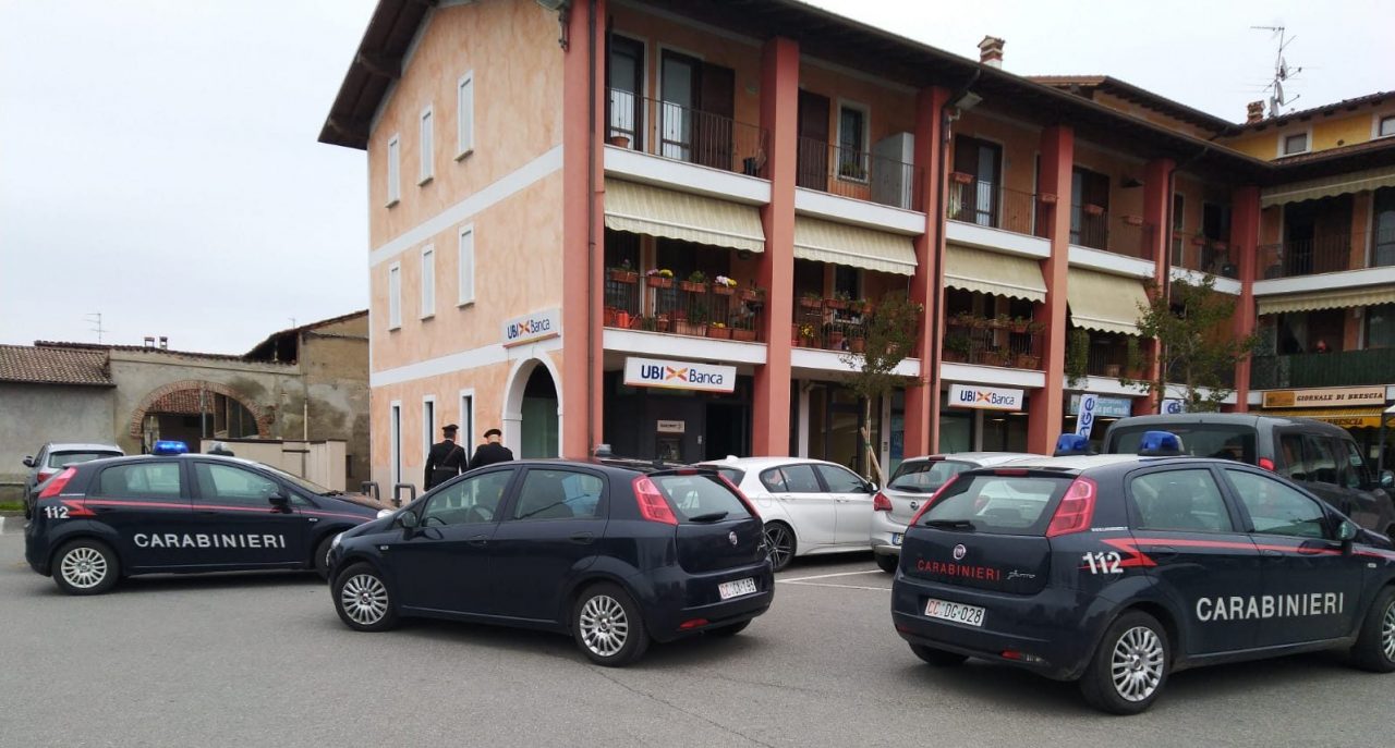 Assalto al portavalori, ladri fuggono su uno scooter