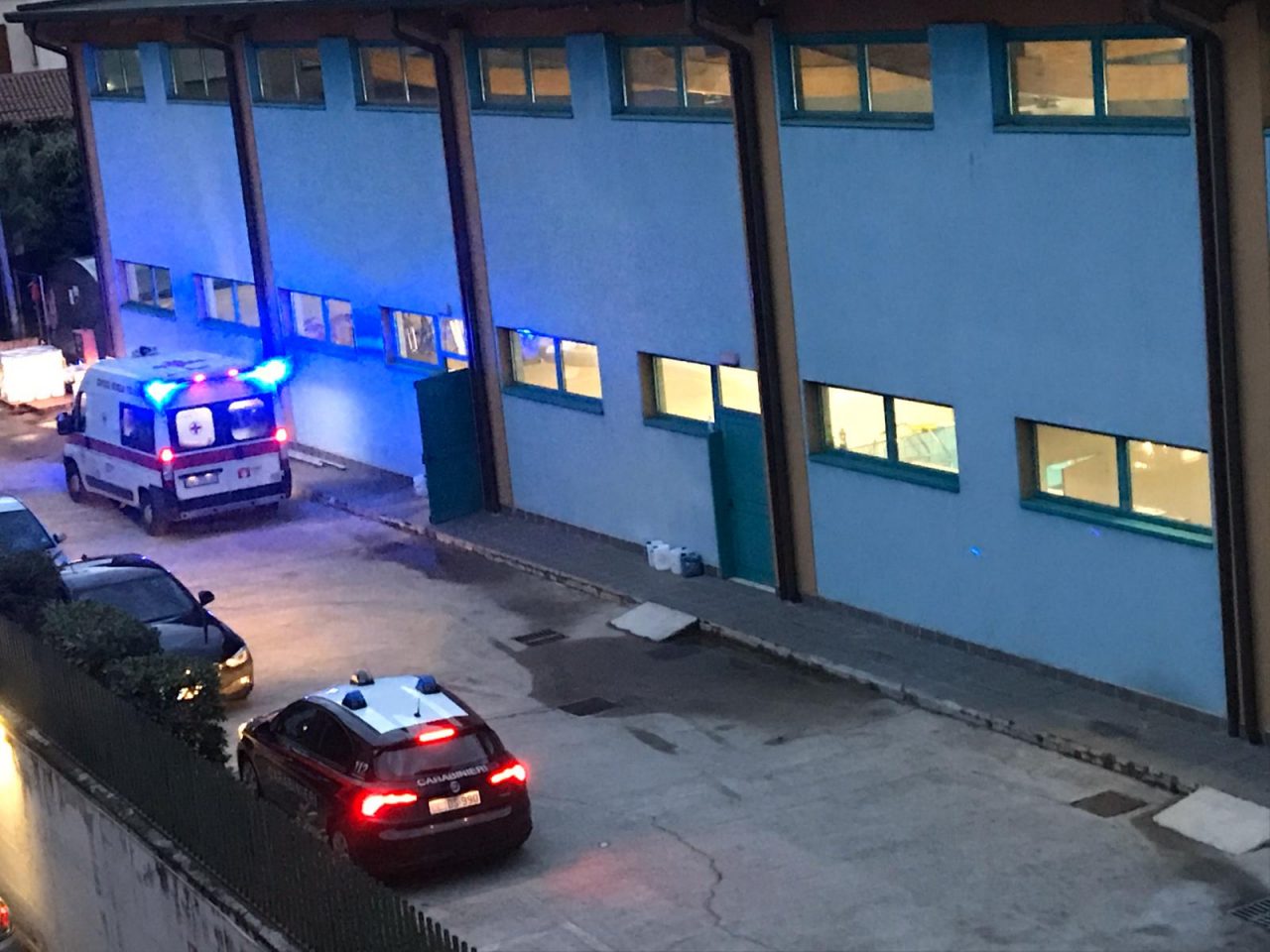 Allarme in piscina, grave malore e soccorsi in azione