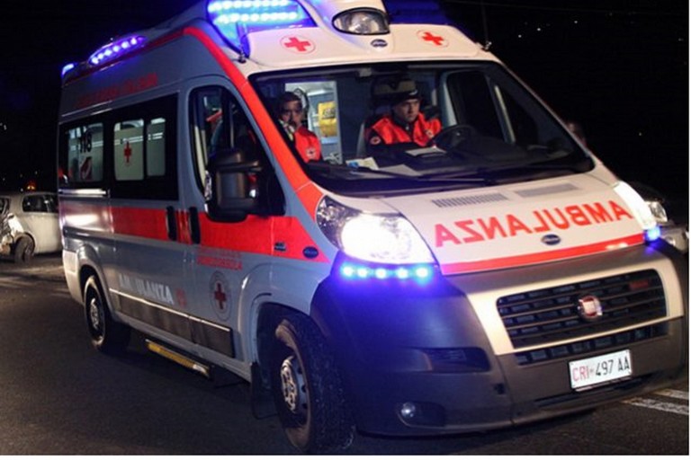 Esce per Halloween, 12enne investito da un furgone