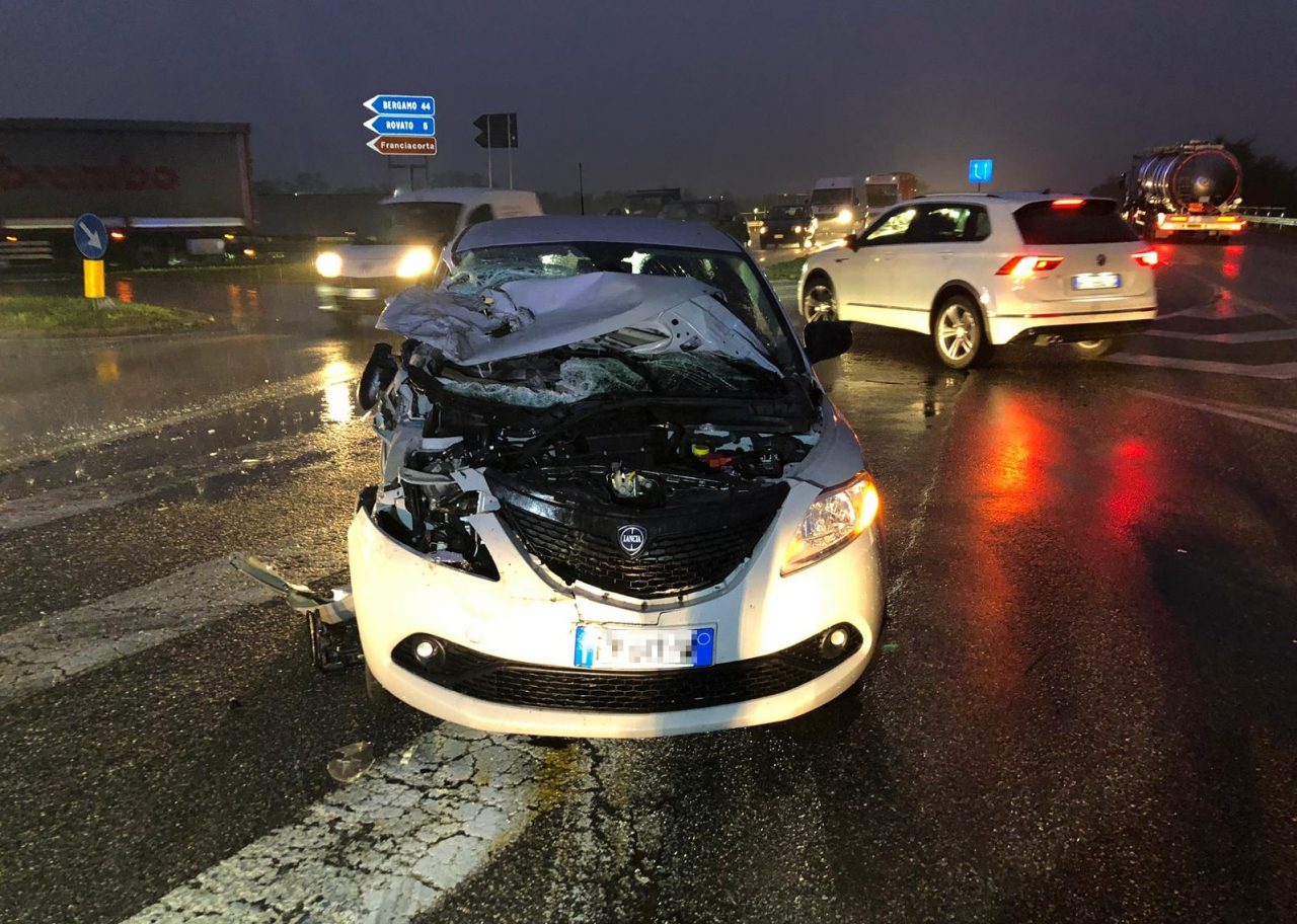 Schianto sulla Sp19 ferita una 24enne