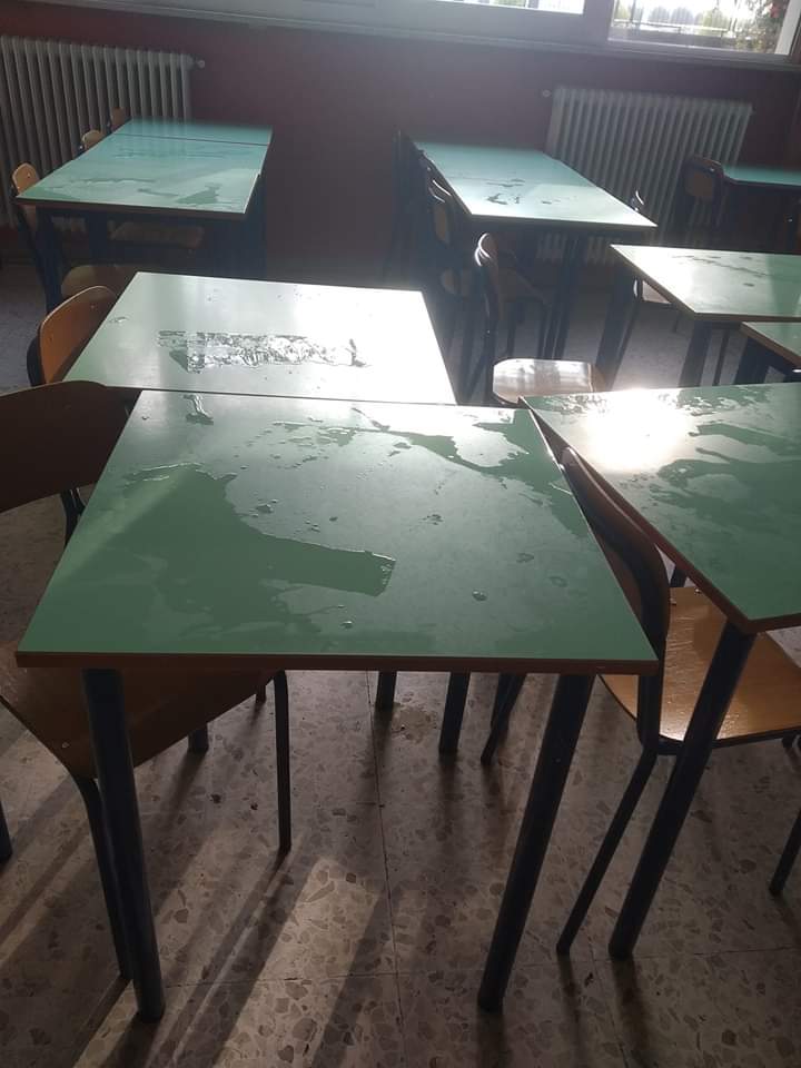 Piove dal soffitto delle medie, su banchi e alunni