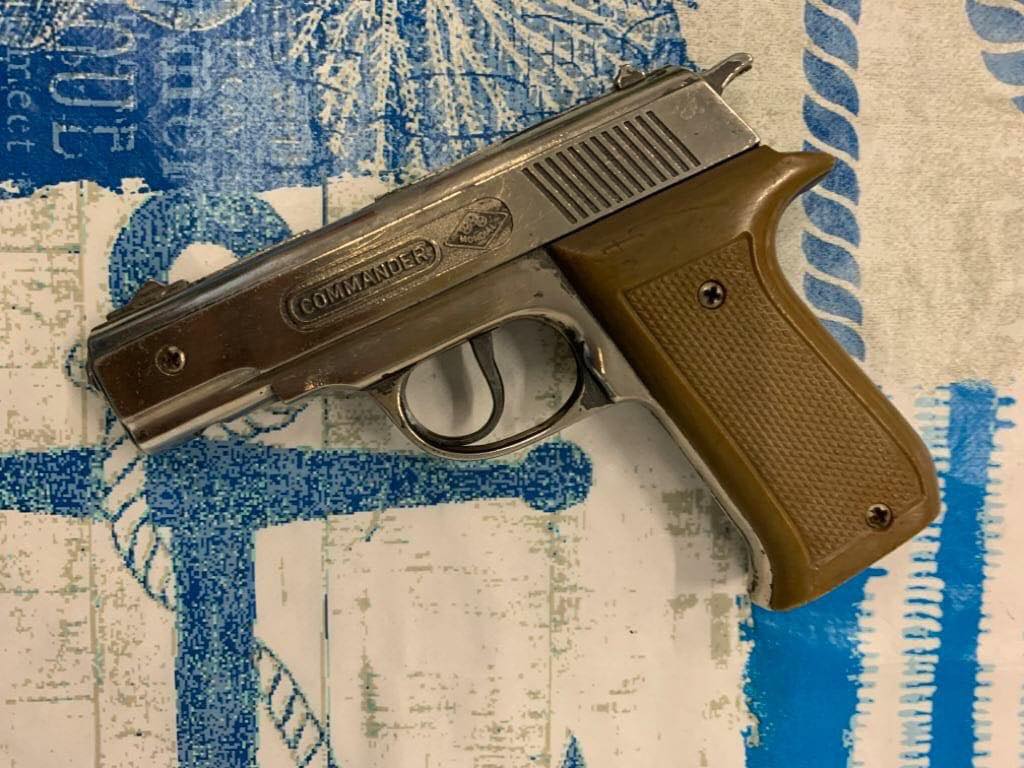 Padenghe: minaccia il commerciante del negozio accanto con una pistola