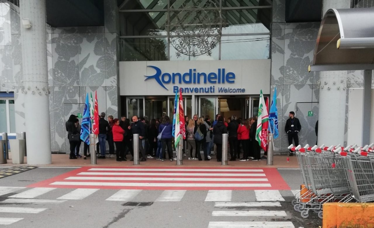 Presidio a Roncadelle dei lavoratori Auchan