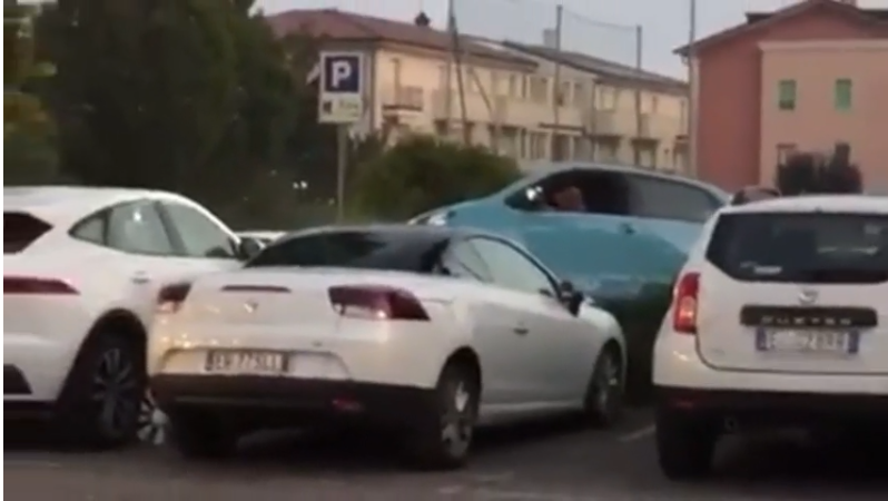 Ubriaco parte a razzo e vola sulle auto parcheggiate VIDEO INCREDIBILE
