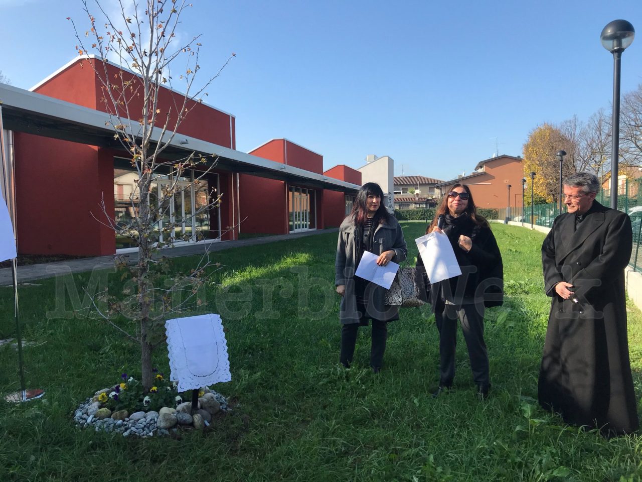 Un albero in ricordo della maestra Anna Antonelli a Flero