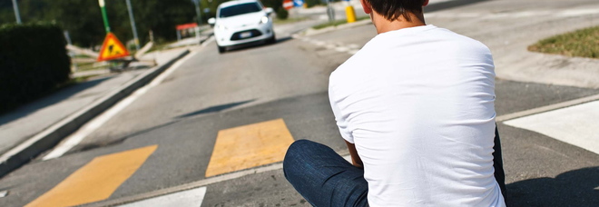 Montichiari, gioco folle fra adolescenti sulla provinciale