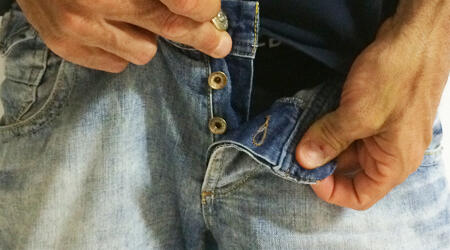 Maniaco si denuda davanti ad una ragazza e la insegue per strada