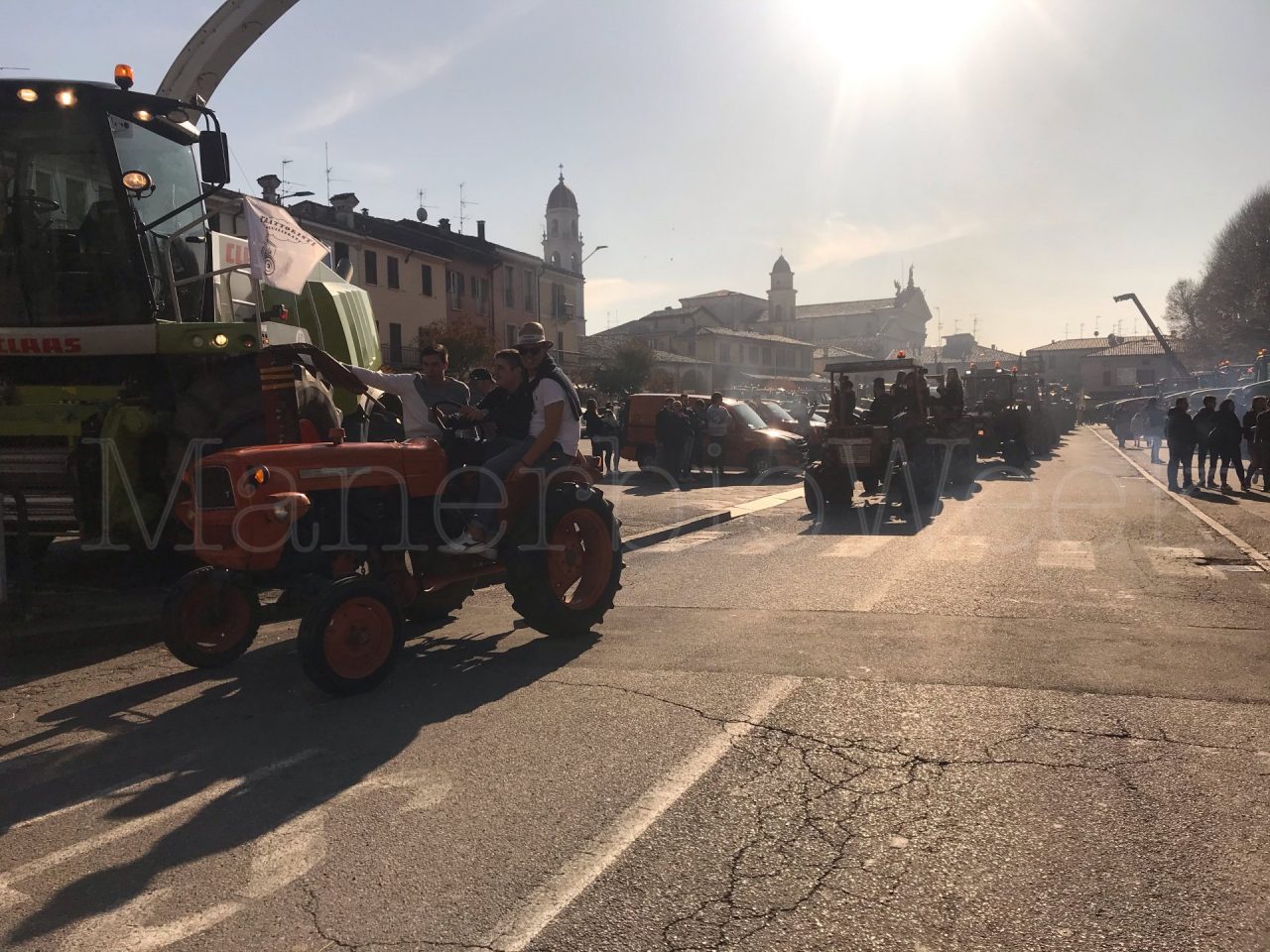 Festa del ringraziamento a Pontevico: piazza Mazzini sovraffollata di gente e mezzi