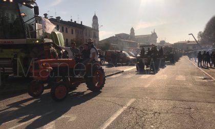 Festa del ringraziamento a Pontevico: piazza Mazzini sovraffollata di gente e mezzi