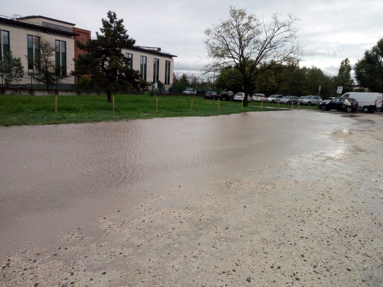 Parcheggio ASST Montichiari, le piogge lo trasformano in un lago di degrado