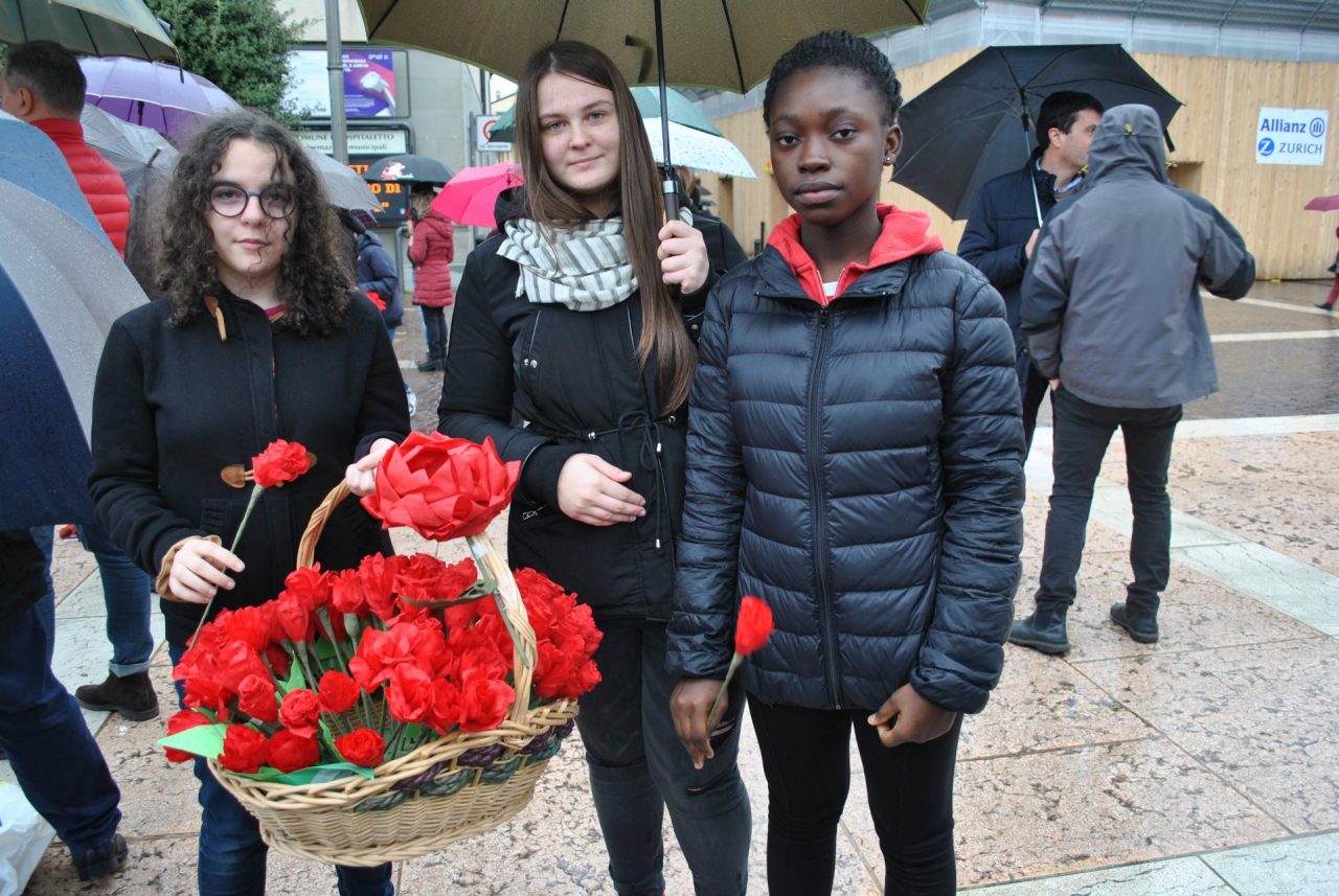 Stop alla violenza sulle donne: scarpette rosse in piazza a Ospitaletto