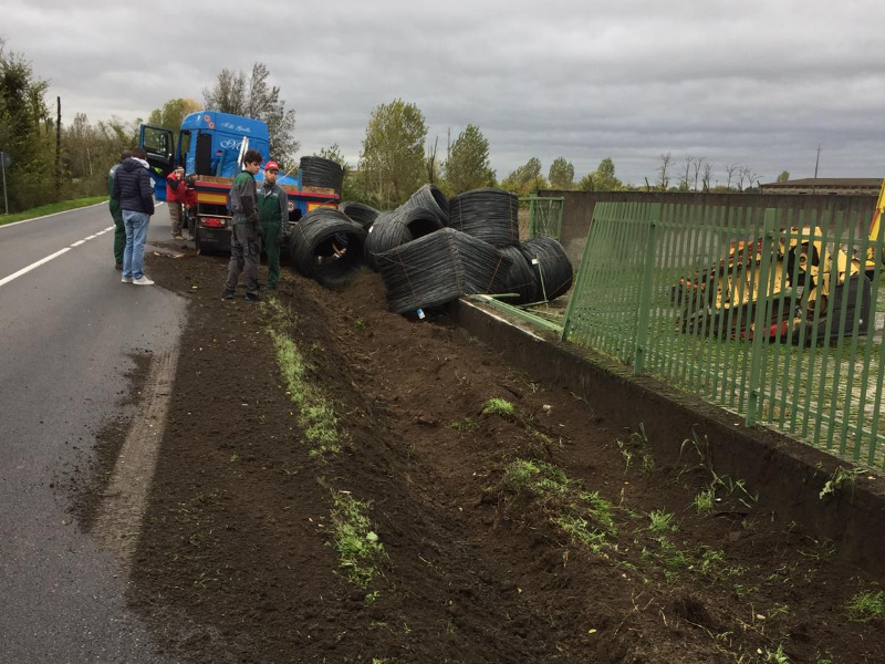 Mezzo pesante esce di strada e perde il carico sulla spVII