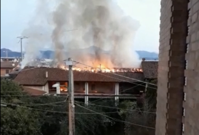Incendio a Castrezzato, a fuoco una cascina VIDEO