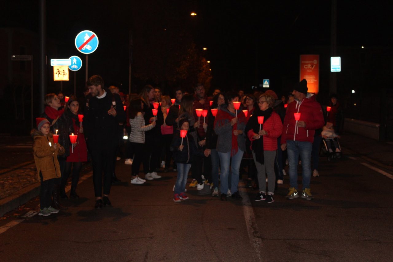 Anche a Comezzano un corteo in rosso per dire no alla violenza