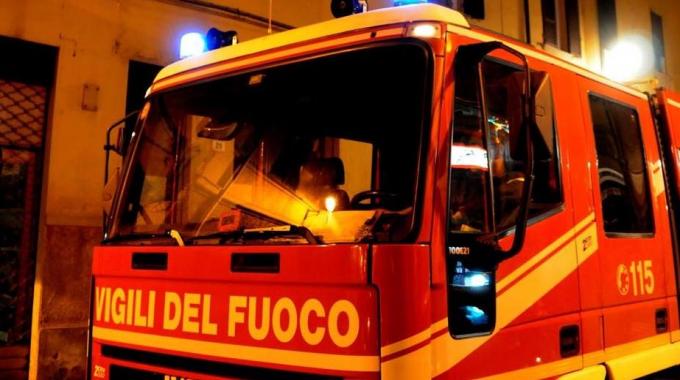 In fiamme il tetto di una casa, paura per una famiglia