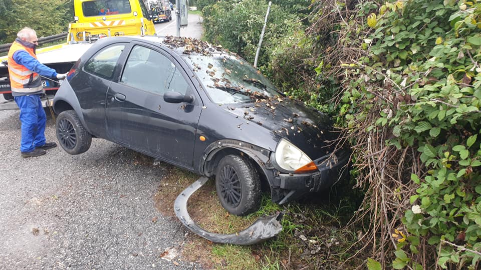 Incidente sulla ss45 bis, auto esce di strada a Salò