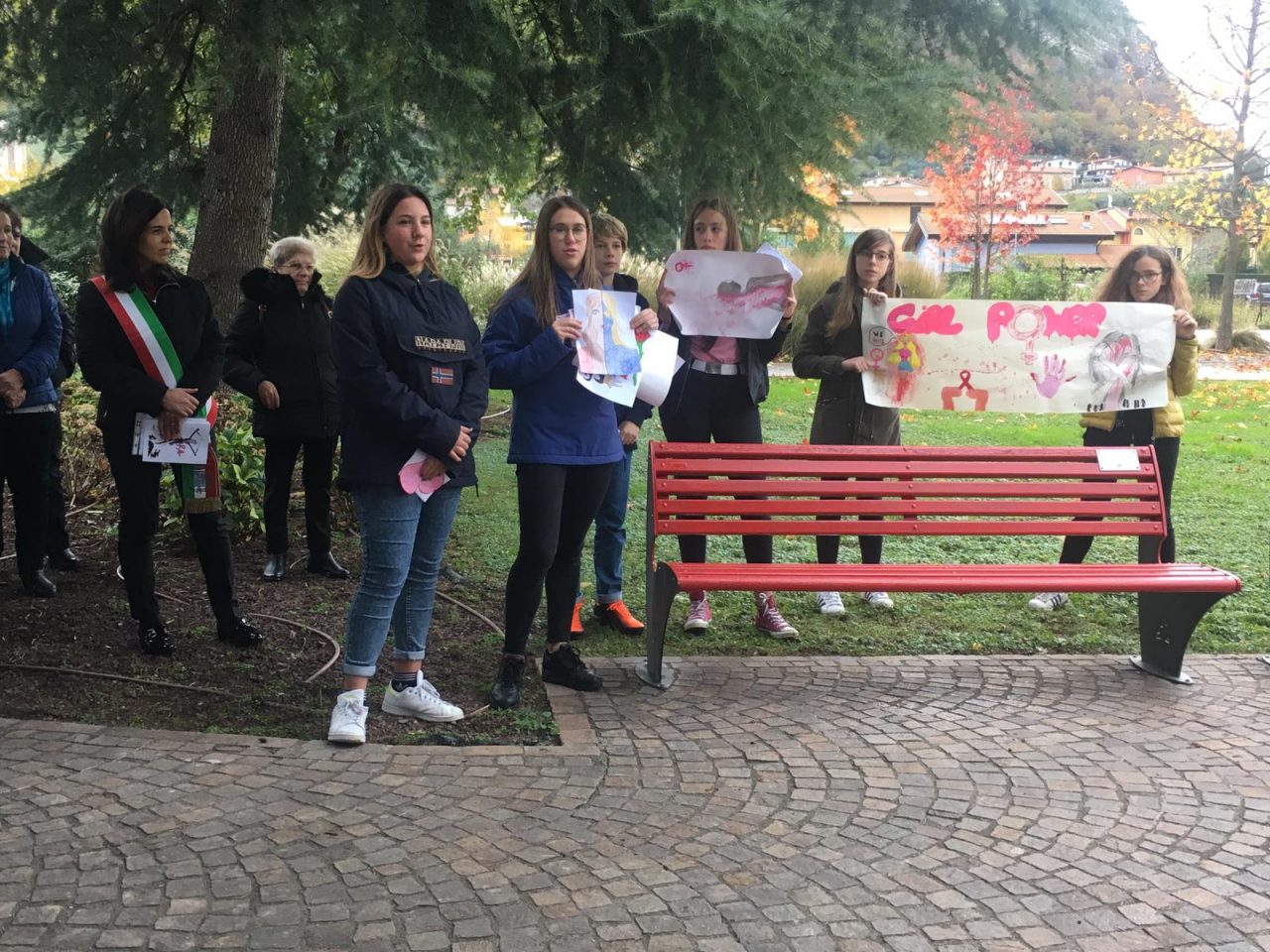 Inaugurata a Provaglio la panchina rossa dedicata a Simona Simonini