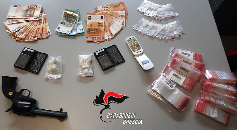 Pensionato spaccia cocaina: arrestato