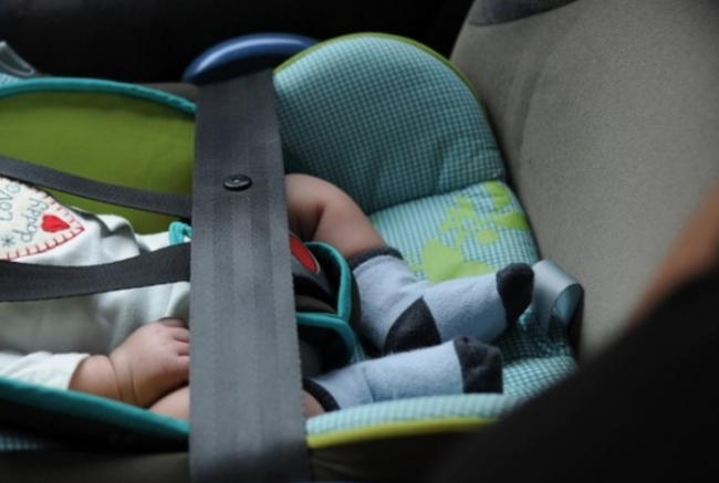 Seggiolini auto: è scattato l’obbligo dei sensori anti abbandono
