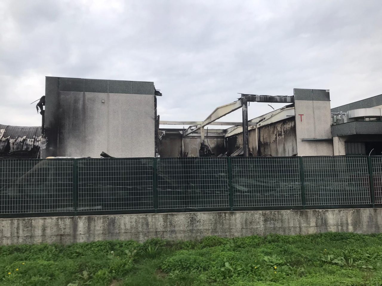 Iniziati i lavori di smaltimento del materiale bruciato alla Solat di Leno