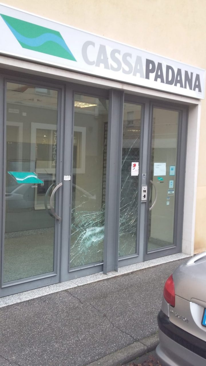 Fanno esplodere il bancomat a Manerbio: via con 30mila euro