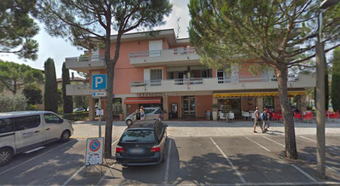 Sirmione, minaccia le titolari e rapina la tabaccheria