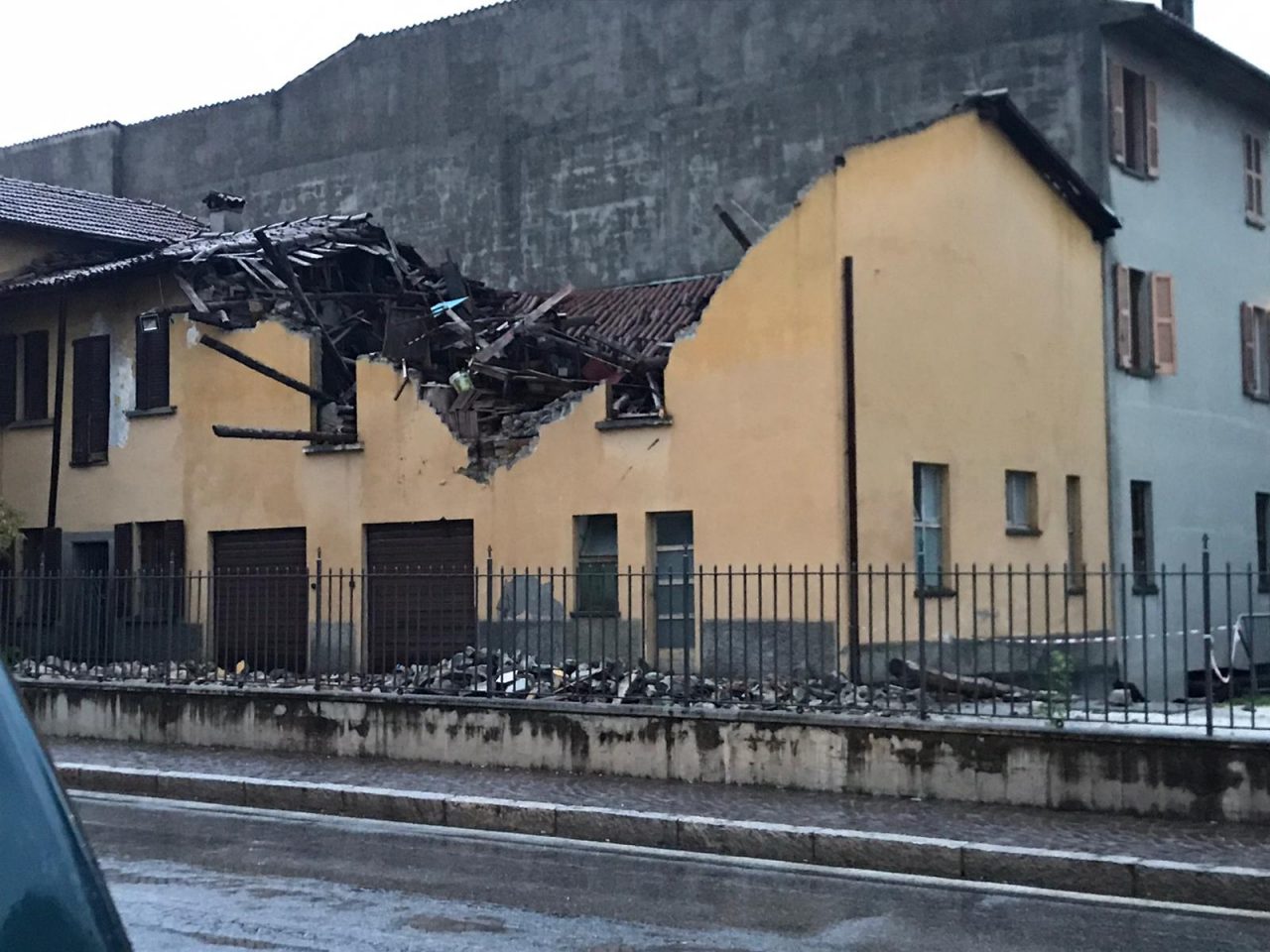 Maltempo: crolla il tetto dell’hotel Aquila a Sulzano