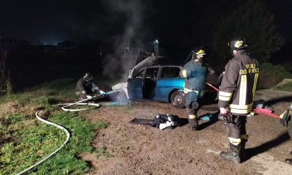 Auto in fiamme sulla statale 45bis a Manerbio