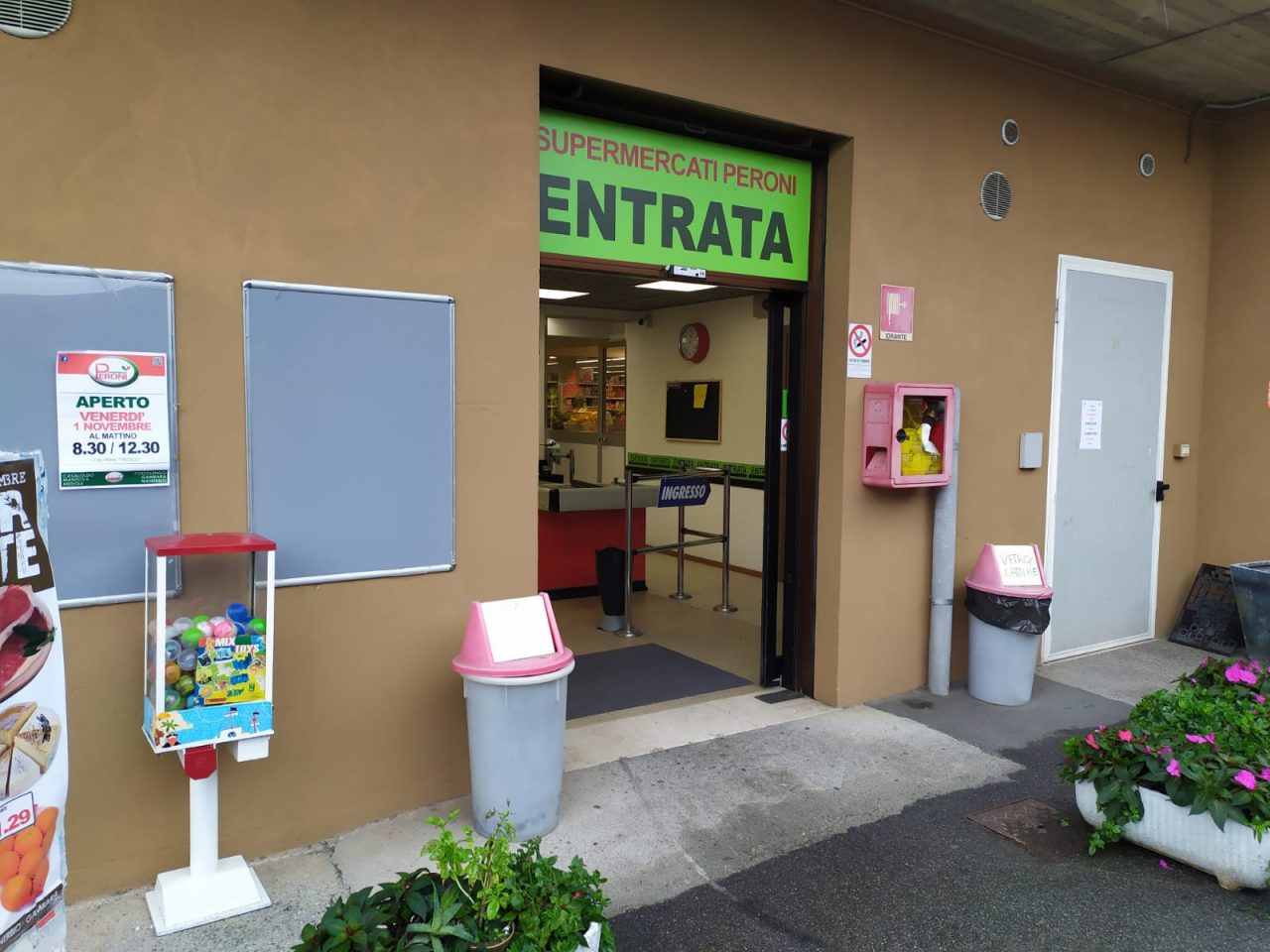 Manerbio, entra con un coltello e rapina il supermercato