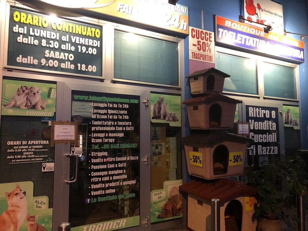 Sigilli al negozio di tolettatura per cani