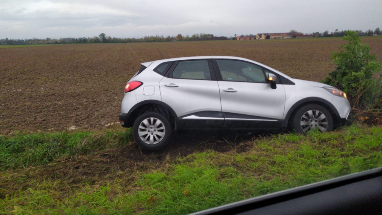 Auto esce di strada a Manerbio: ferite due donne