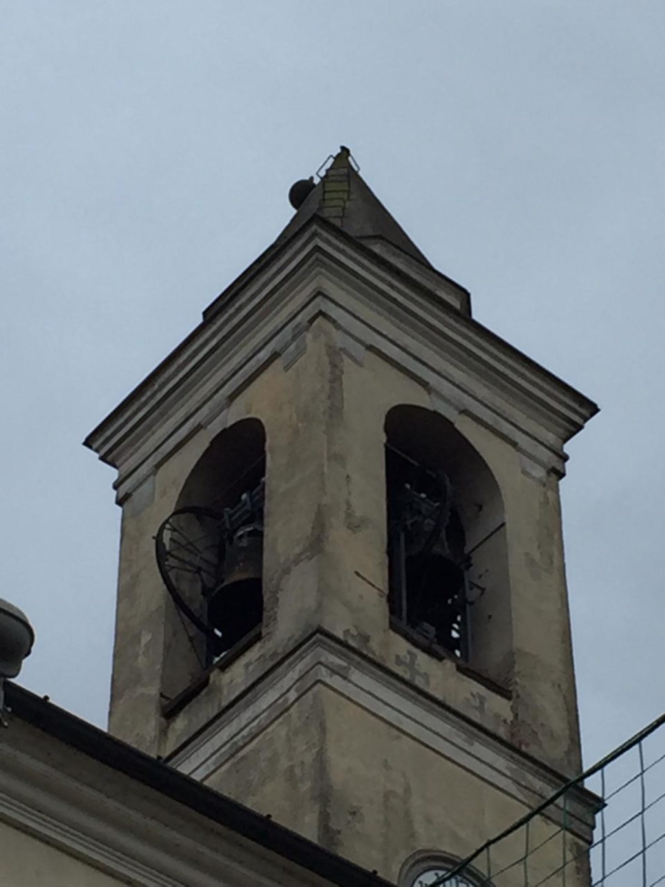 Forte vento a Villachiara, la croce del campanile è… appesa a un filo