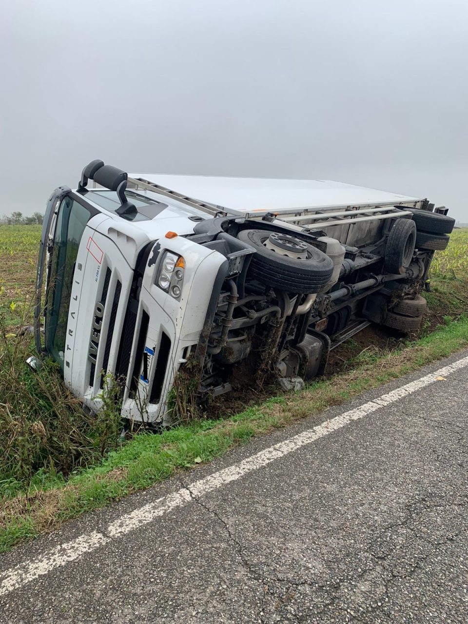 Tir ribaltato tra Castrezzato e Cossirano