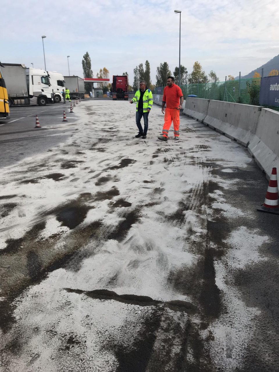 Camion perde 500 litri di gasolio all’Autogrill a Erbusco
