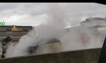 Incendio in tangenziale, auto prende fuoco mentre viaggia VIDEO